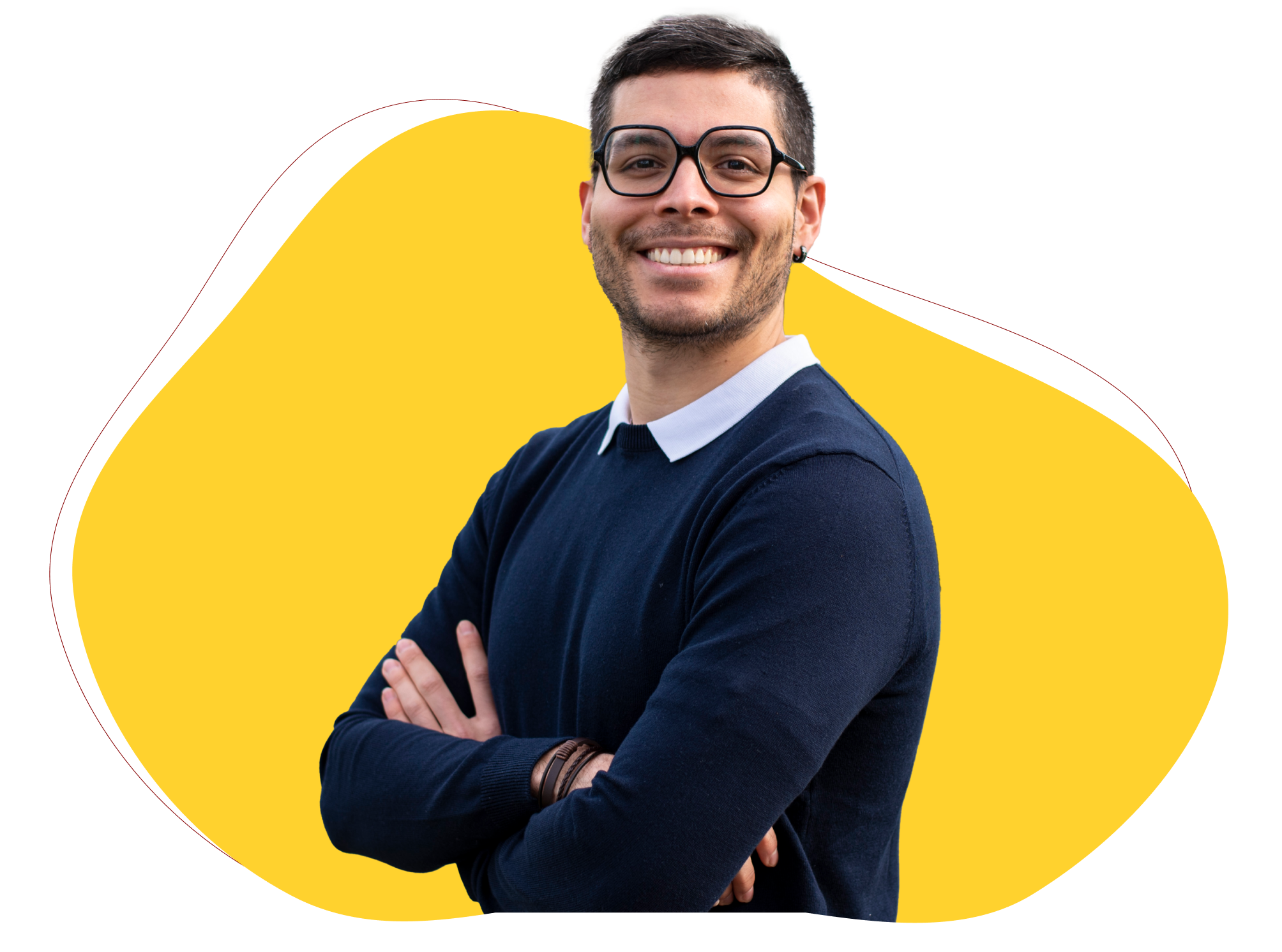 Hombre joven con gafas y jersey oscuro sonriendo y con los brazo cruzados sobre un fondo decorativo abstracto rojo y amarillo